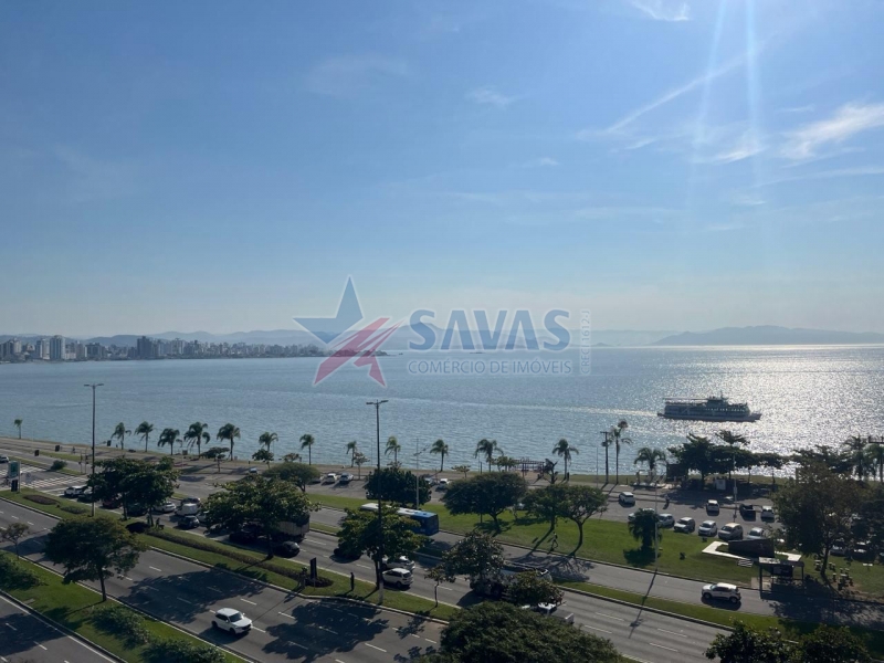 ESPAÇOSO 4 DORMITÓRIOS - 3 GARAGENS - FRENTE MAR